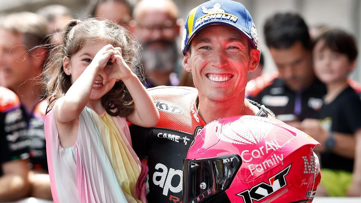 Aleix, junto a su hija Mía, en el parque cerrado