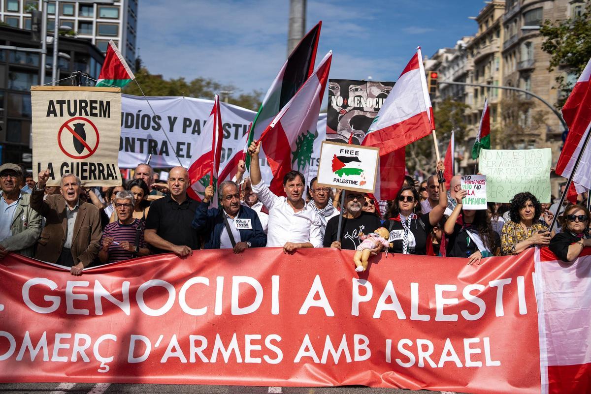 Multitudinaria manifestación en Barcelona exige detener el genocidio de Israel en Palestina. Multitudinaria manifestación en Barcelona exige detener el genocidio de Israel en Palestina.