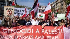 Multitudinaria manifestación en Barcelona exige detener el genocidio de Israel en Palestina.