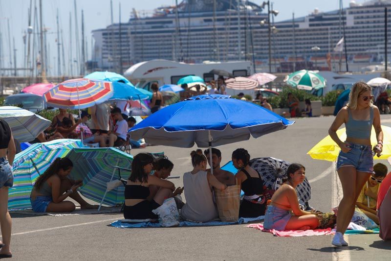 Colas para ver a Rosalía en plena ola de calor en València