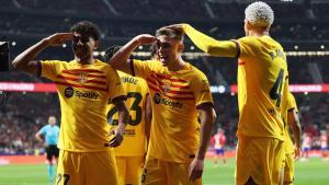 Fermín y Lamine Yamal saludan a la grada tras marcar el FC Barcelona el tercer gol frente al Atletico.