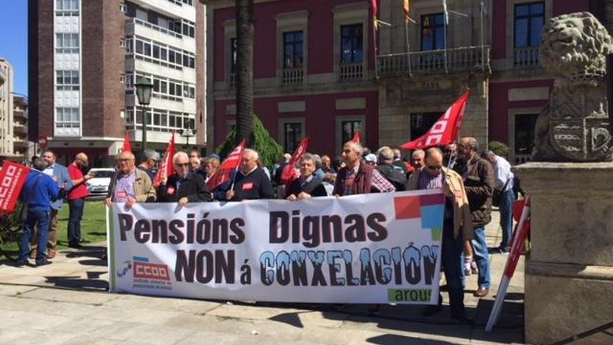 Pensionistas de CC OO y UGT reclaman mejoras con una concentración ante el Concello de Vilagarcía