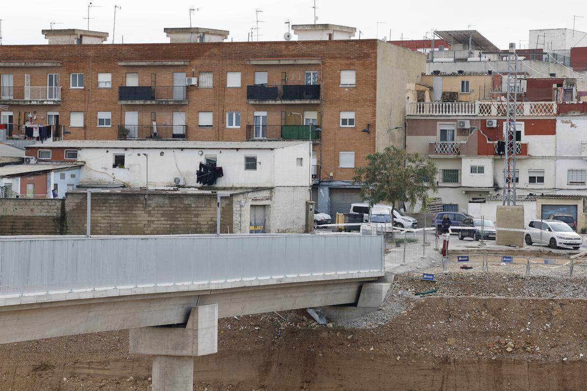 Nueva pasarela entre el barrio del Xenillet y el CEIP Juan XXIII de Torrent sobre el Poyo.