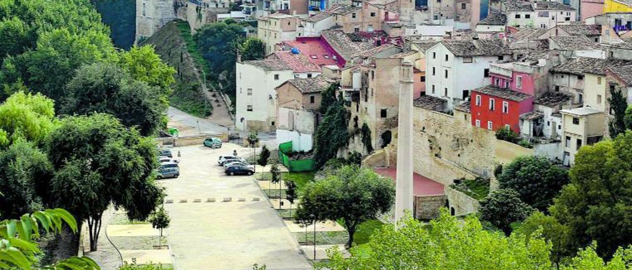 Vista de la explanada Tortosa y Delgado, a la sombra de la muralla de la Vila de Ontinyent que será rehabilitada, en una imagen de archivo. | PERALES IBORRA