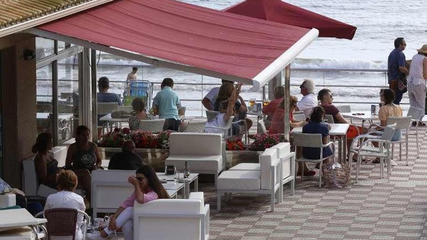 Una terraza en la playa de Patos. // Ricardo Grobas