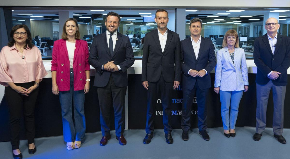 Carmen Baños y Fernando Ramón, los presentadores, junto a Esther Díez, Pablo Ruz, Carlos González, Eduardo García y Aurora Rodil. | ALEX DOMÍNGUEZ