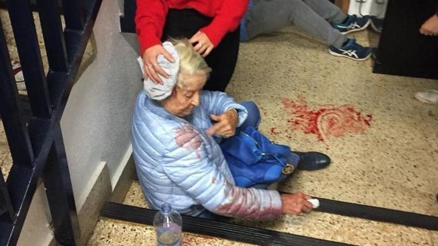 Una anciana herida en un colegio de Barcelona