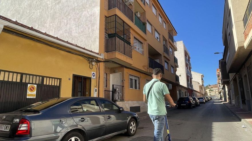 Este bloque amarillo del barrio del Espíritu Santo de Espinardo (Murcia) está ocupado al 100% por okupas.