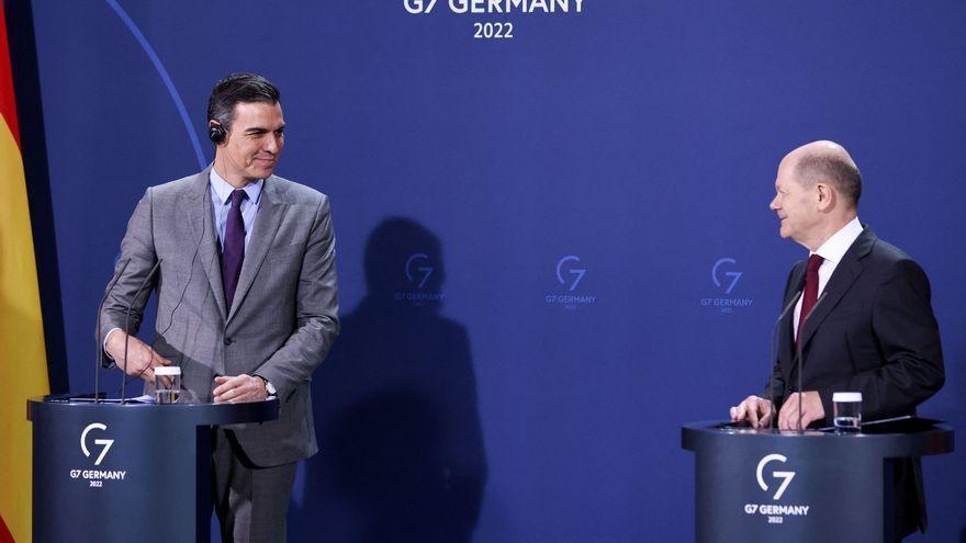El presidente del Gobierno español, Pedro Sánchez, y el canciller alemán, Olaf Scholz, atienden a la prensa, el 18 de marzo en Berlín.
