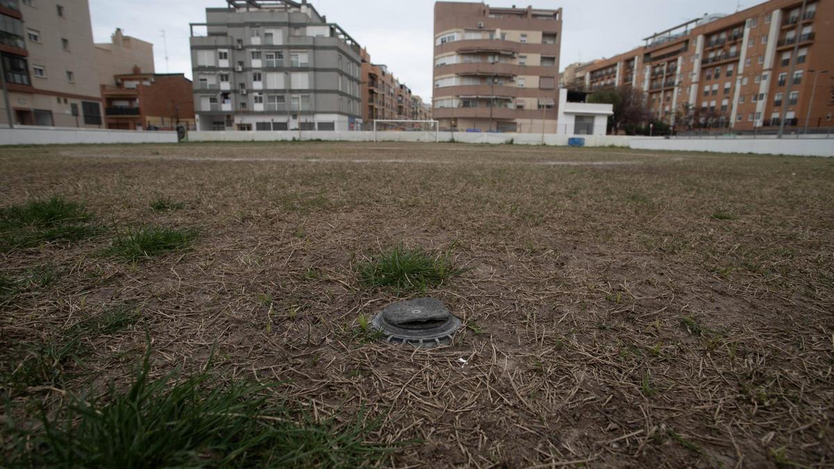 Estado que presenta el campo de fútbol del Mare Nostrum CF.