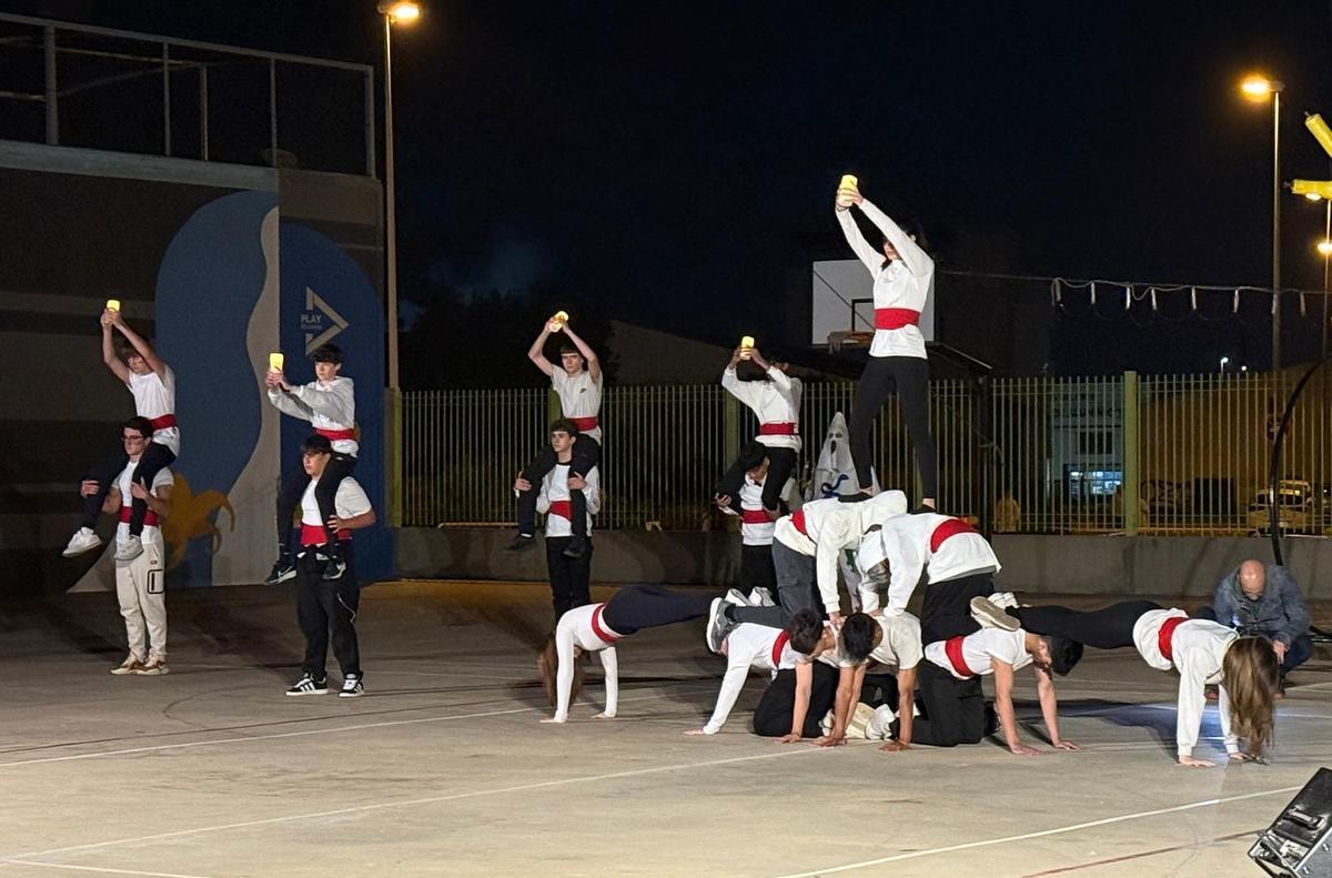 Homenaje solidario a los jóvenes voluntarios de la dana en el IES Llombai de Burriana
