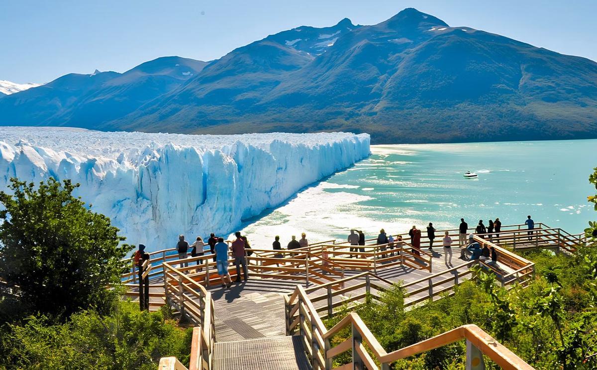 Turistas observando el frente del glaciar
