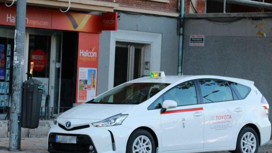 Un taxi en una céntrica calle de Zamora, ayer por la tarde.