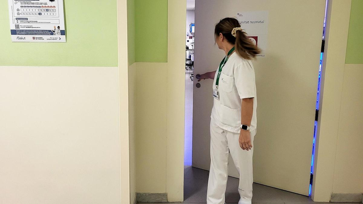 Una treballadora de l'hospital de Figueres tanca la porta de la unitat de neonatologia.