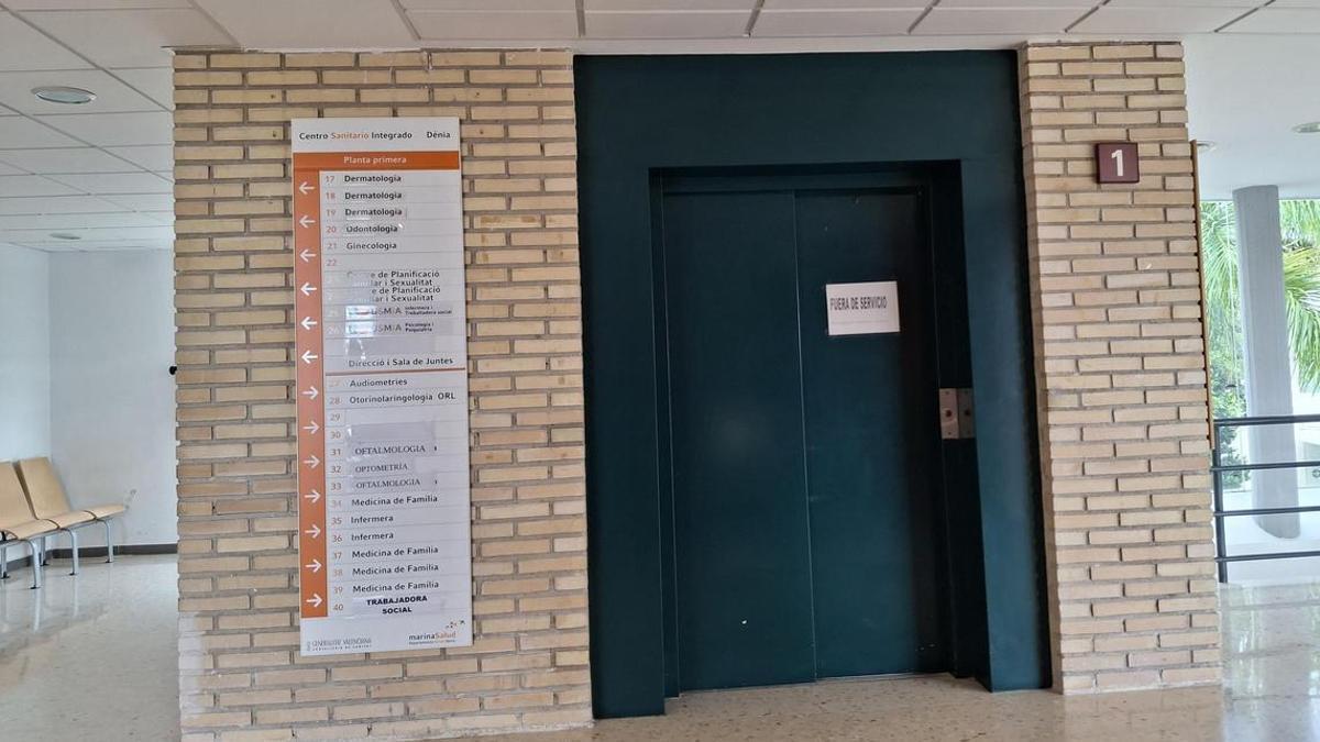 Ascensor "fuera de servicio": los usuarios del centro de salud integral de Dénia, rampa arriba, rampa abajo.