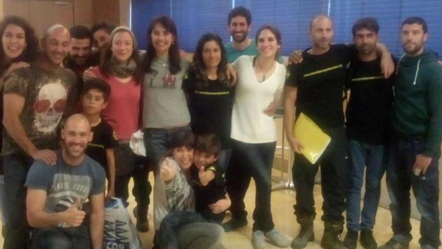La familia de Osman Ahmed junto a los voluntarios de Bomberos en Acción en Madrid