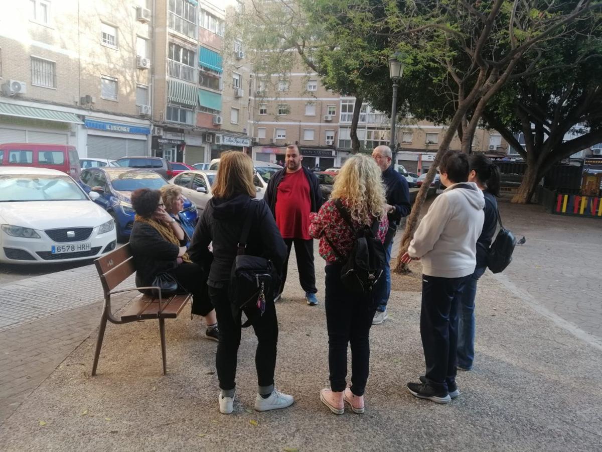 Las reuniones vecinales tienen que hacerse en la calle, como esta en la plaza de Salvador Ponce.