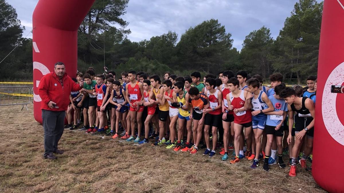 Atletas en la línea de salida en una de las carreras del XIX Cros Ciutat de Gavà de este domingo