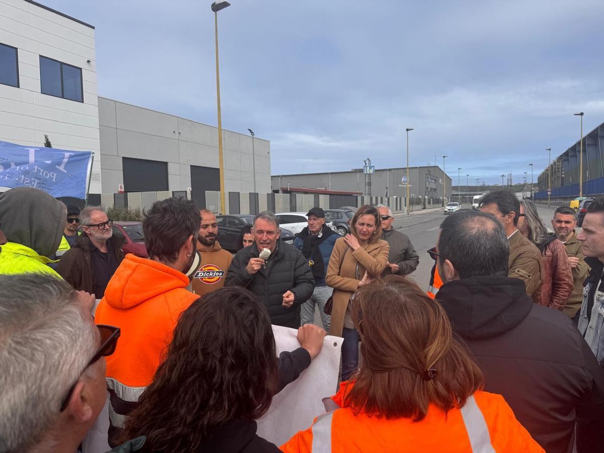 Enrique Santiago, en el centro, se dirige a los estibadores en huelga.