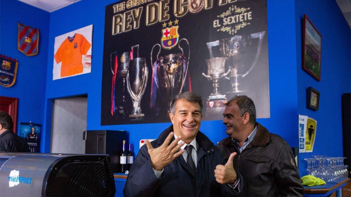 El expresidente del FC Barcelona y precandidato en las próximas elecciones Joan Laporta, durante la visita realizada hoy a la peña barcelonista de Casabermeja
