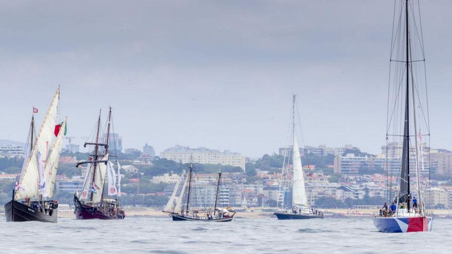 La flota saliendo de Oporto ayer.
