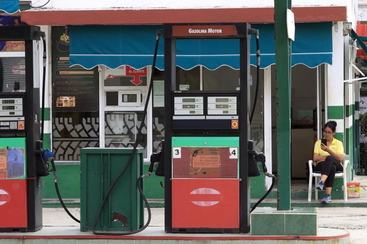 Fotografía que muestra una gasolinera vacía en La Habana (Cuba).