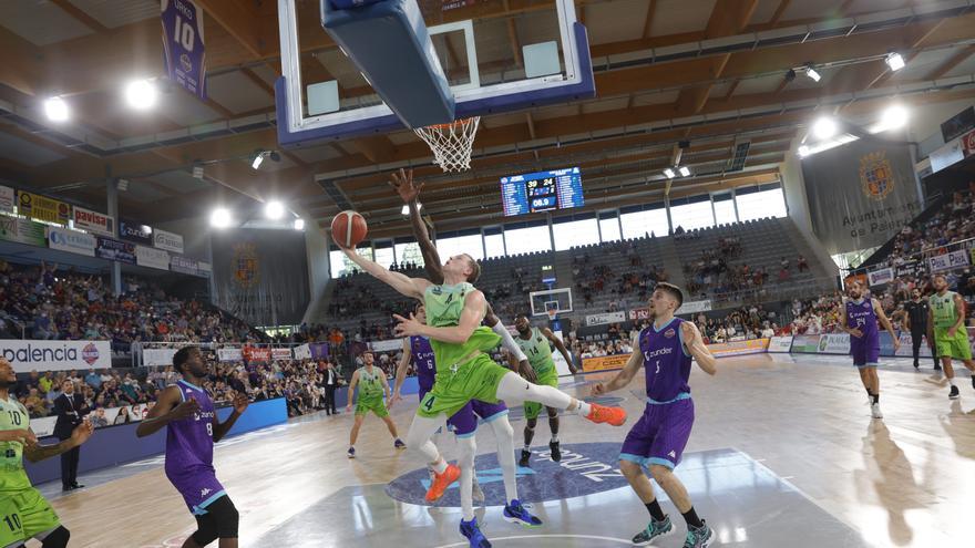 El Unicaja Banco Oviedo vuelve a perder (83-70) en Palencia en el play-off de ascenso a la ACB