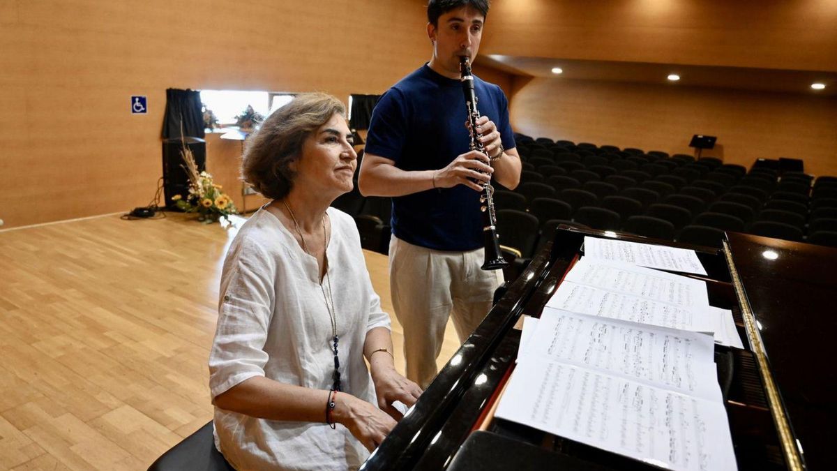 Rosa Torres-Pardo y Hugo Rodríguez ensayando en el Conservatorio de Pontevedra.
