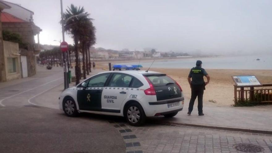 Vigilancia de la Guardia Civil en playas de la comarca. // G. C.