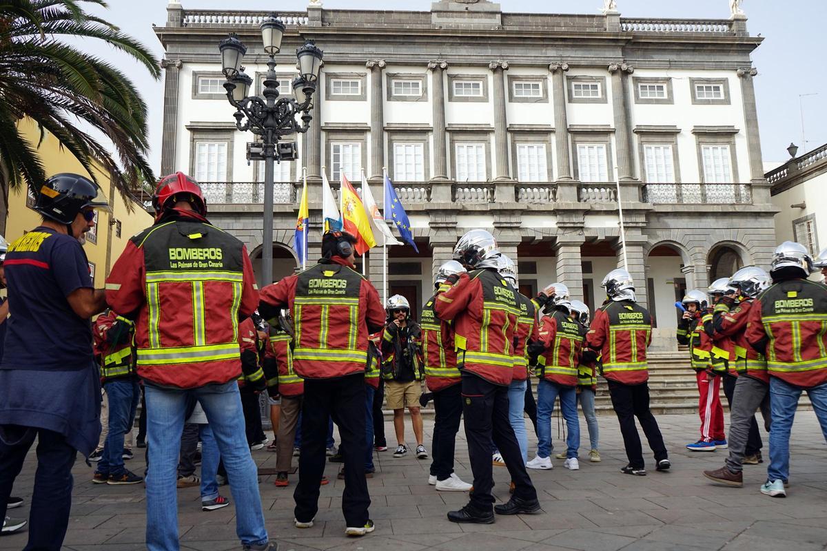Concentración de los bomberos de Las Palmas de Gran Canaria ante las Casas Consistoriales.