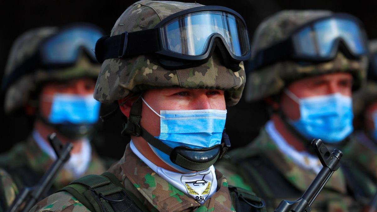 Soldados de Rumanía, país miembro de la OTAN y ex del Pacto de Varsovia, en una parada militar hoy lunes en Bucarest.