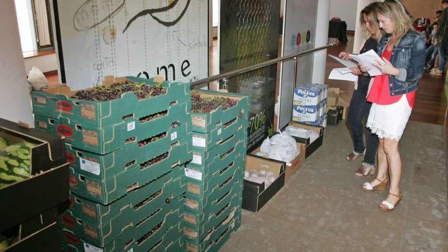 Imagen de la entrega de los alimentos a las familias. // Bernabé/ Luismy