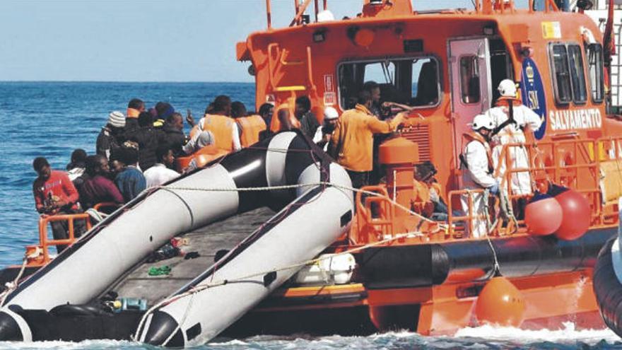 Salvamento rescata una patera con 27 inmigrantes al sur de Gran Canaria