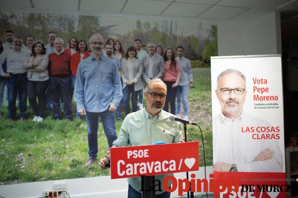 Pegada de carteles en Caravaca