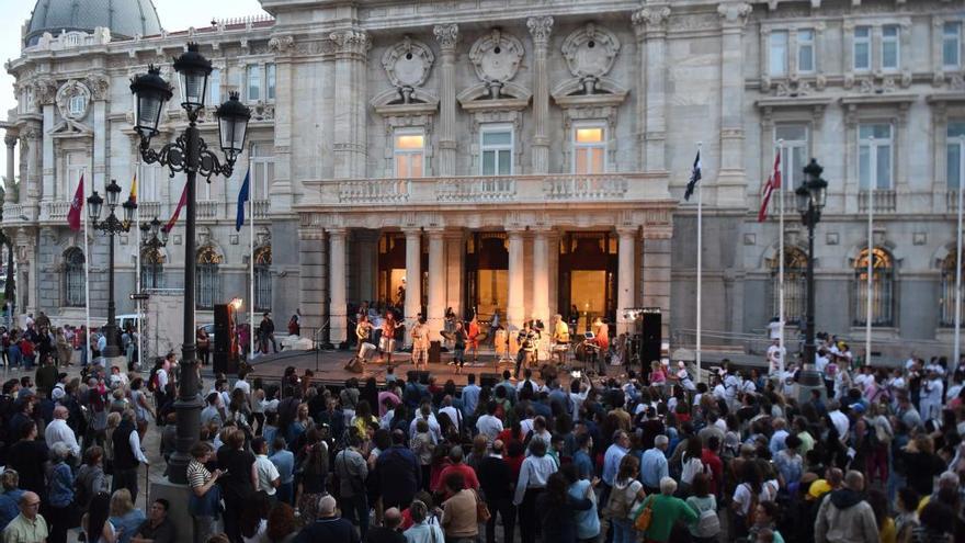 La plaza del Ayuntamiento se convierte hoy en uno de los puntos donde no cesa la programación de la Noche de los Museos.