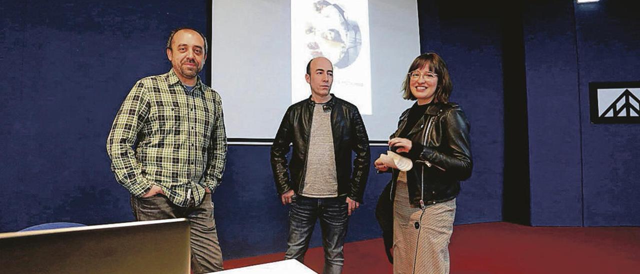 De izquierda a derecha, Juan Plaza, Tomás Miñambres y Aida Holgado, en la Escuela de Arte.