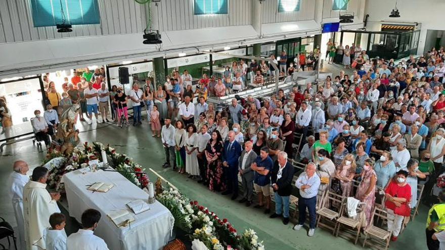 La concurrida misa de campaña en el interior de la lonja de Bueu, que reunió a más de 400 personas.