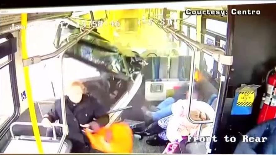 Brutal impacto de una camioneta contra un autobús en Nueva York