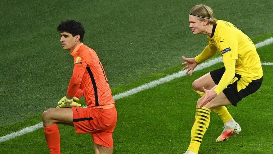 Haaland celebrant un gol davant el porter del Sevilla