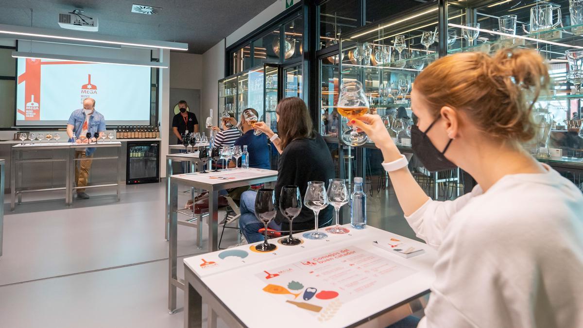 Cata en el Museo Mega, de Estrella Galicia.