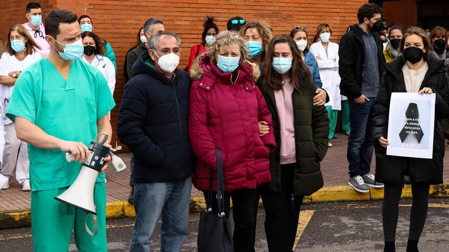 Emocionante homenaje a Pablo Riesgo, el primer sanitario fallecido con covid en Asturias y la víctima más joven