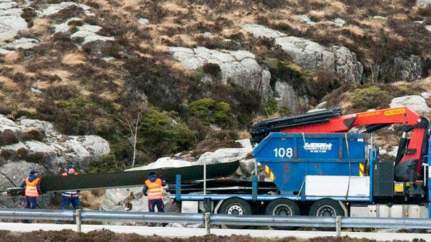 Los equipos de rescate, cerca de donde cayó el helicóptero, en Noruega.