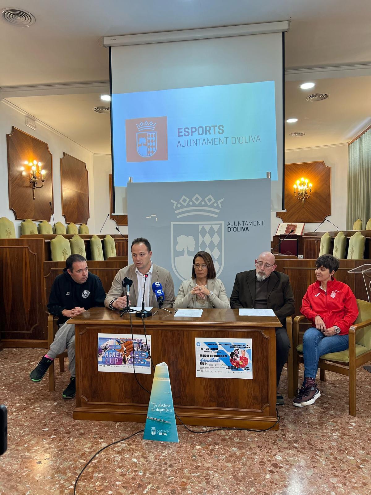 Una de las ruedas de prensa en el salón de plenos del consistorio olivense