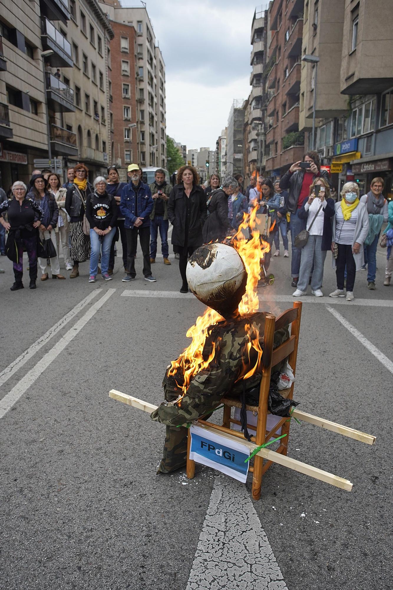 Cremen un ninot del rei a Girona