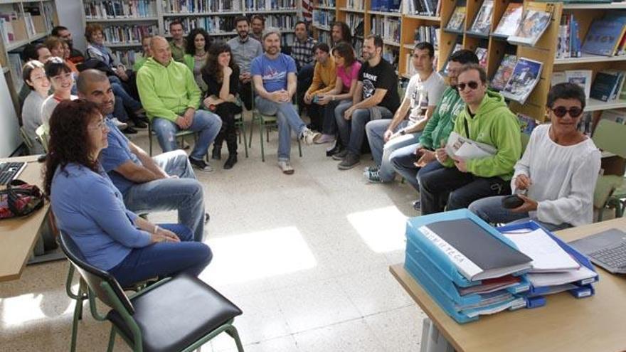 Momento de la asamblea celebrada ayer en la biblioteca de Can Misses.