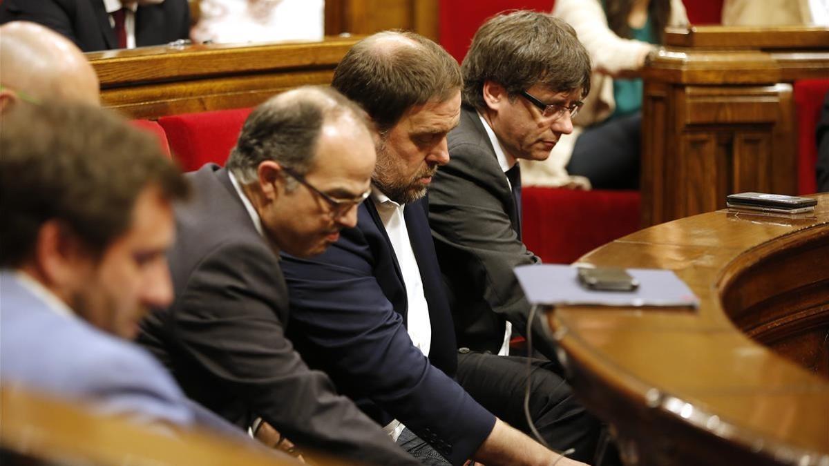 Turull, Junqueras y Puigdemont en una votación en el Paralment.