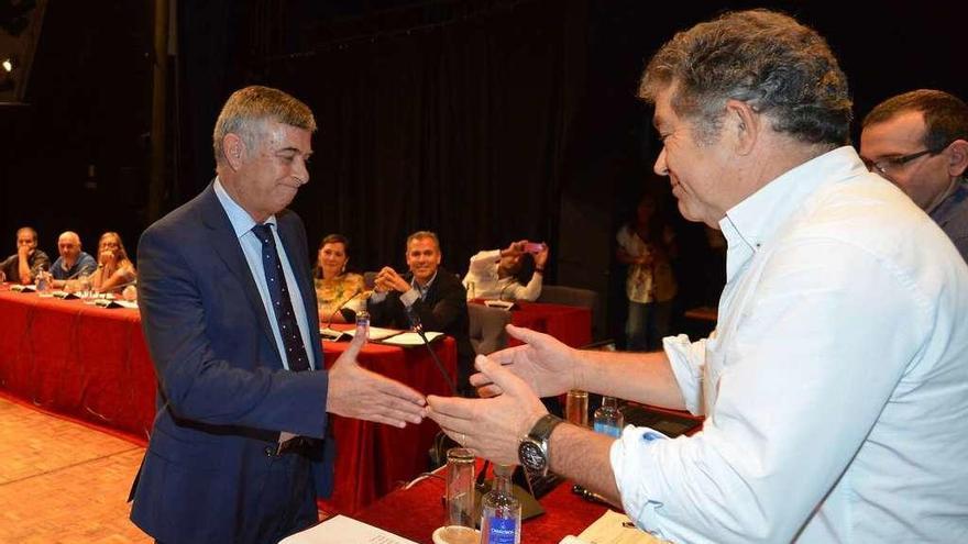 Gerardo Pérez Puga (izq.) recibe la felicitación del alcalde Lores (dcha.) tras tomar posesión del cargo de concejal por el grupo popular. // G.S.