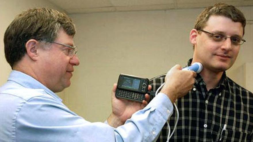 El ingeniero estadounidense William D. Richard, y su colega David Zar, de la universidad de Washington en Saint Louis, diseñaron la sonda, tan pequeña que cabe en la palma de la mano. La tecnología sirve para teléfonos móviles inteligentes compatibles con el sistema Windows de Microsoft, empresa que financió la investigación con una beca de 100.000 dólares (77.000 euros). Foto: EFE/David Kilper
El ingeniero estadounidense William D. Richard, y su colega David Zar, de la universidad de Washington en Saint Louis, diseñaron la sonda, tan pequeña que cabe en la palma de la mano. La tecnología sirve para teléfonos móviles inteligentes compatibles con el sistema Windows de Microsoft, empresa que financió la investigación con una beca de 100.000 dólares (77.000 euros).