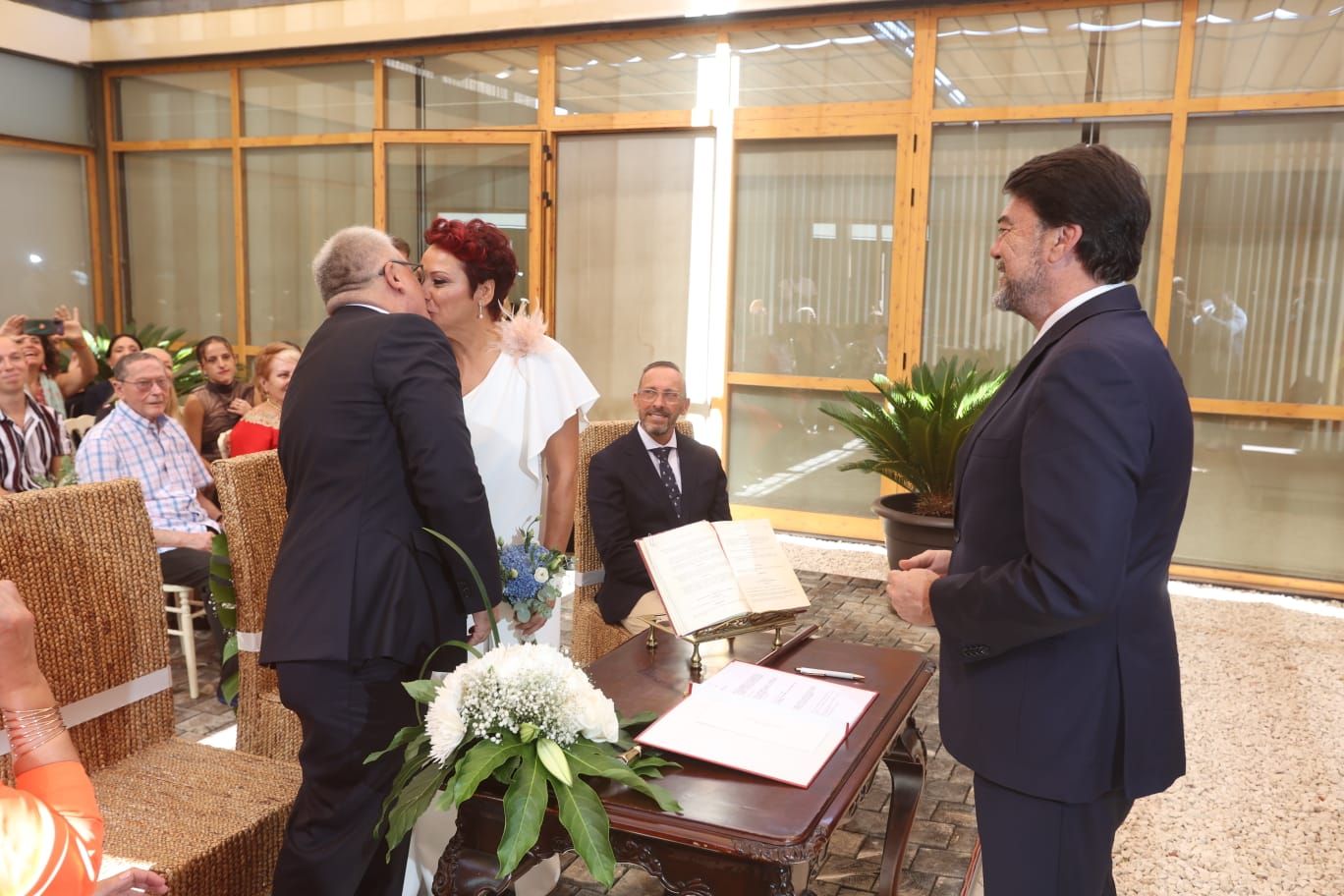 Barcala oficia la boda de Antonio Manresa y María Conejero, ex concejales del Ayuntamiento de Alicante