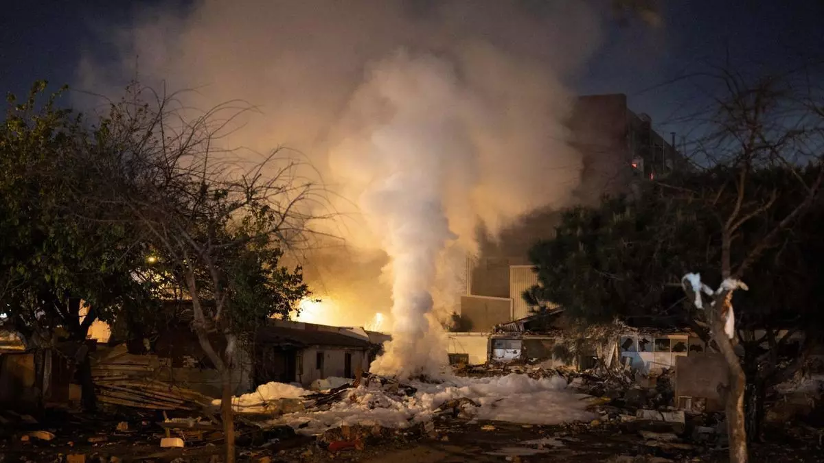 Un incendio quema escombros durante horas en el recinto del antiguo instituto B9 de Badalona